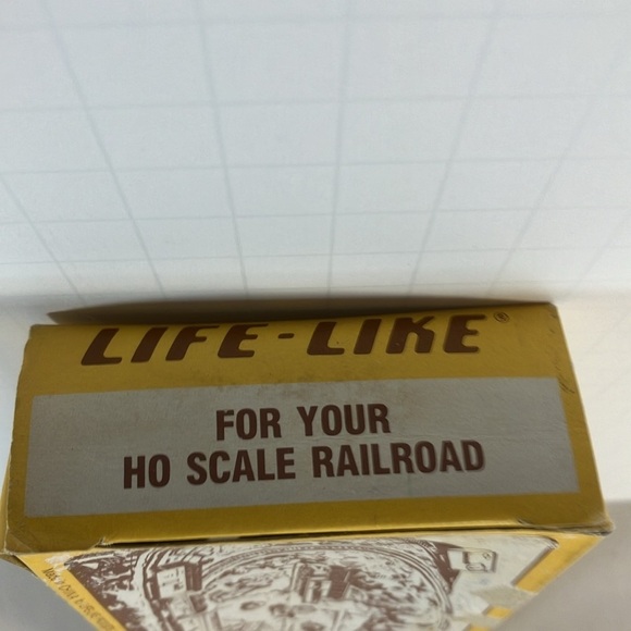 HO Scale Burlington and Northern Caboose from Life Like. - Picture 9 of 9